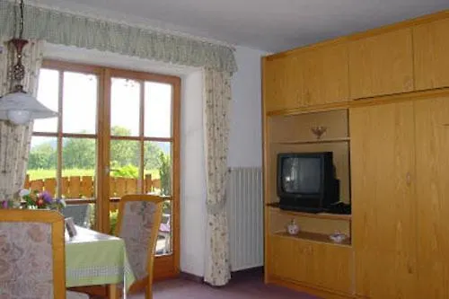Haus Am Berg Apartament *